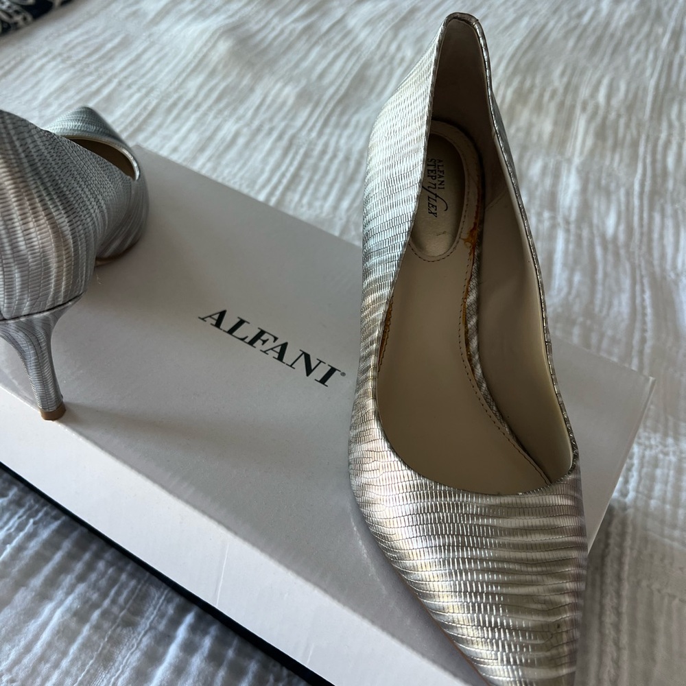 Alfani Women’s Silver Textured Pointed-Toe Mid-Heels